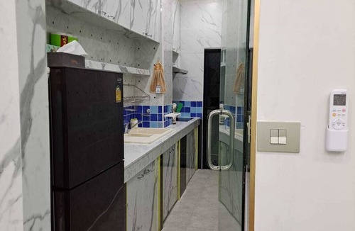 Khlong Tan Apartment | 2 bed 2 bath modern city center ground floor apartment. Free wifi, gym and pool