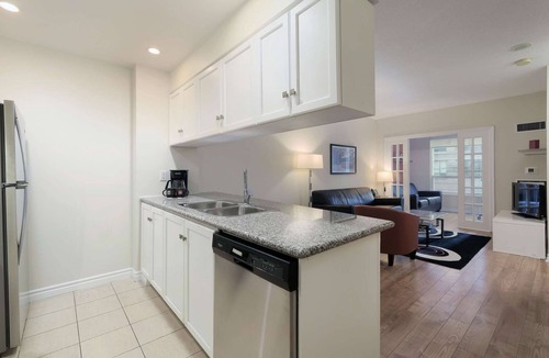 Toronto Entertainment District Apartment | 2 Bedroom/1 Bathroom Jr. Suite