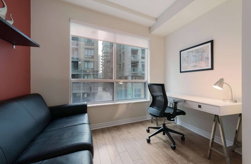 Toronto Entertainment District Apartment | 2 Bedroom/1 Bathroom Jr. Suite