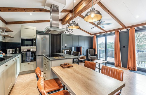 Saintbury Ski Chalet | 2 bedroom accommodation in Snitterfield, Stratford Upon Avon
