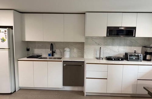 West Vancouver House | 2 bedroom and a Shared kitchen
