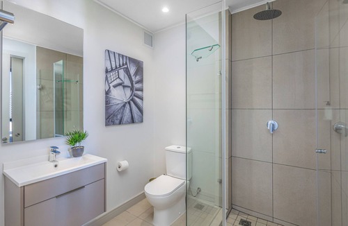 Greater Johannesburg Metropolitan Area Apartment | 2 Bedroom apartment with an amazing view, Wifi, AC & a restauarant onsite.