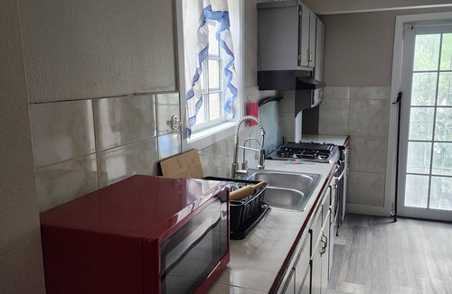 Estate Fortuna Apartment | 2 bedroom apartment 3 minutes walk to bay, close by beaches scenic views etc.