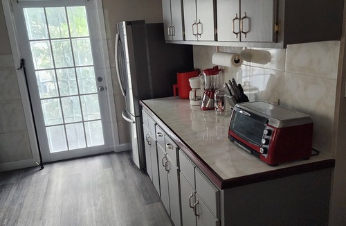 Estate Fortuna Apartment | 2 bedroom apartment 3 minutes walk to bay, close by beaches scenic views etc.