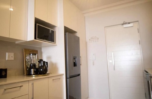 Observatory Apartment | 2-bedroom apartment in adorable Cape Town with AC and gym access