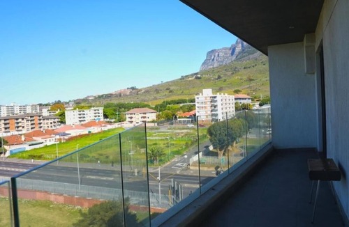 Observatory Apartment | 2-bedroom apartment in adorable Cape Town with AC and gym access
