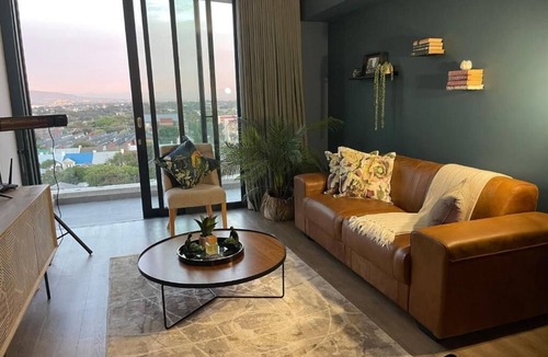 Observatory Apartment | 2-bedroom apartment in adorable Cape Town with AC and gym access