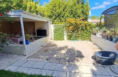 Claremont House | 2-bedroom, pet friendly, pool, in family friendly Cape Town neighborhood