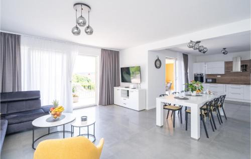 Molunat House | 2 Bedroom Stunning Apartment In Molunat