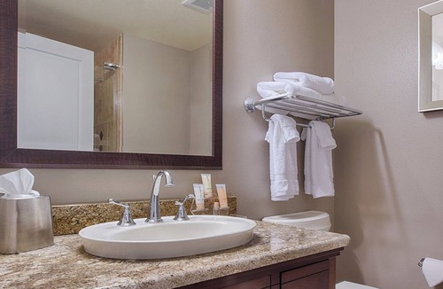 National Harbor Hotel | 2 BR at National Harbor -Rooftop + Indoor Pools. 25% Deposit to Book!