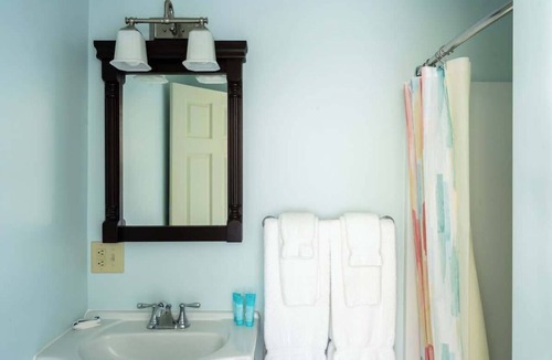 Middletown Hotel | #2 | Comfy Room w/Queen-bed