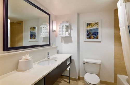 Mount Vernon Triangle Hotel | 2 Elegant King Room Near Capitol Hill & Downtown Washington Nightlife