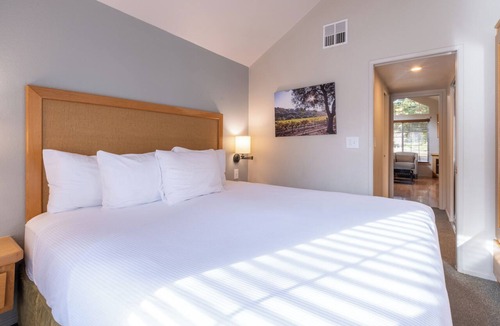 Napa Hotel | 2 Elegant Units | Free Parking | Outdoor Pool | Napa Valley Wine Train – 0.8 mi