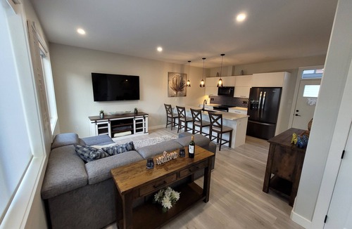 Okanagan-Similkameen House | 2-Min Lake Stroll: Chic 2-Bed Downtown Gem!r r