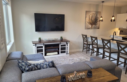 Okanagan-Similkameen House | 2-Min Lake Stroll: Chic 2-Bed Downtown Gem!r r