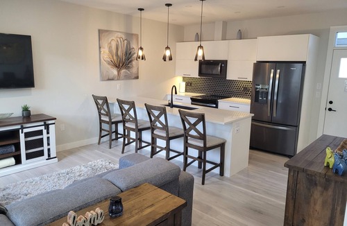 Okanagan-Similkameen House | 2-Min Lake Stroll: Chic 2-Bed Downtown Gem!r r