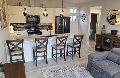 Okanagan-Similkameen House | 2-Min Lake Stroll: Chic 2-Bed Downtown Gem!r r