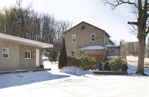Wilkes-Barre Apartment | 2 Queen Bed|Non-Smoking