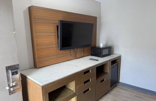 Lincoln Acres Apartment | 2 Queen Beds Non-Smoking
