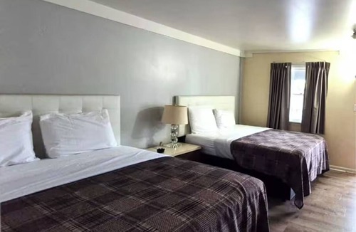 South Holland Hotel | 2 Stylish Rooms Close to Green Lake, Pet-Friendly & w/Free Parking