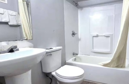 South Holland Hotel | 2 Stylish Rooms Close to Green Lake, Pet-Friendly & w/Free Parking