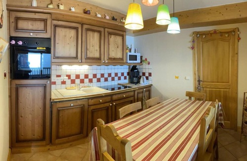 Bisanne 1500 Apartment | 200m from shops, 1st floor, view panoramic, swimming pool, balcony, tv, ski locker, 59m²
