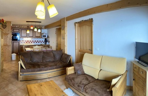 Bisanne 1500 Apartment | 200m from shops, 1st floor, view panoramic, swimming pool, balcony, tv, ski locker, 59m²