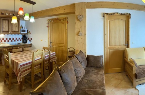 Bisanne 1500 Apartment | 200m from shops, 1st floor, view panoramic, swimming pool, balcony, tv, ski locker, 59m²