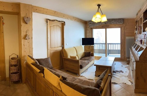 Bisanne 1500 Apartment | 200m from shops, 1st floor, view panoramic, swimming pool, balcony, tv, ski locker, 59m²