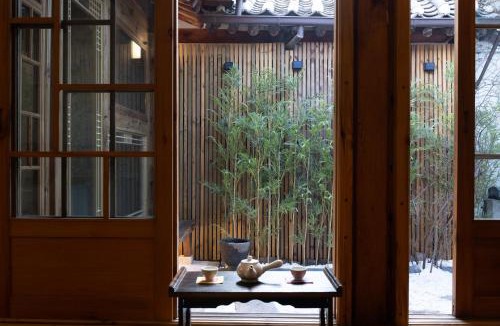 Hyehwa House | 2026년 신축 독채 한옥 시원한 실내 특대형 자쿠지 프라이빗한 정원 hanok 무료주차
