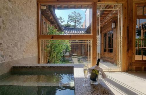 Hyehwa House | 2026년 신축 독채 한옥 시원한 실내 특대형 자쿠지 프라이빗한 정원 hanok 무료주차