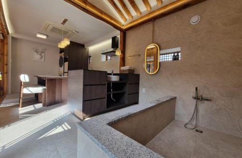 Hyehwa House | 2026년 신축 독채 한옥 시원한 실내 특대형 자쿠지 프라이빗한 정원 hanok 무료주차
