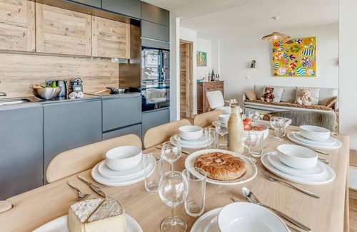 Tignes le Lac Apartment | 20m from resort center, 5th floor, view lake, balcony, tv, ski locker, 64m², Tignes