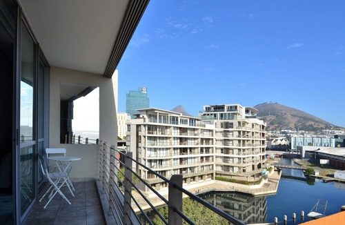 Victoria and Alfred Waterfront Apartment | 214 Harbor Bridge Apartment