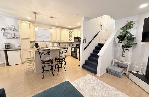 Gold Coast Condo | 23RD & ASBURY - TOO CUTE 3 BR 2 BATH- Goldcoast area! Free linens for 7+ booked