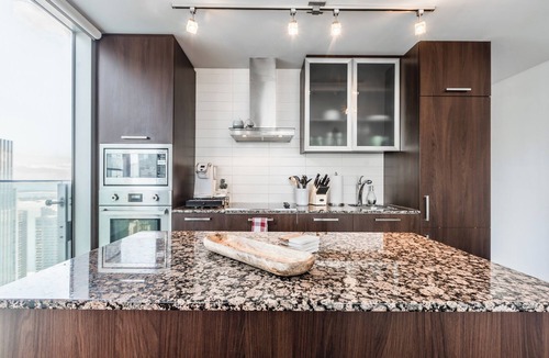 Toronto Entertainment District Condo | 2BR Downtown w/Parking - Steps from CN Tower, Rogers Centre & Scotiabank Arena