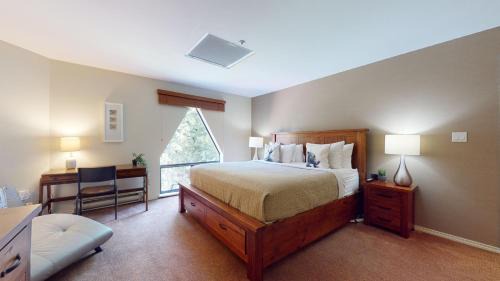 Blueberry Hill House | 2BR in Ironwood, Fireplace, Common Area Hot Tub, Private Patio, Parking