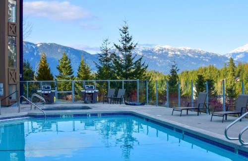 Blueberry Hill House | 2BR in Ironwood, Fireplace, Common Area Hot Tub, Private Patio, Parking