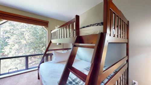 Blueberry Hill House | 2BR in Ironwood, Fireplace, Common Area Hot Tub, Private Patio, Parking
