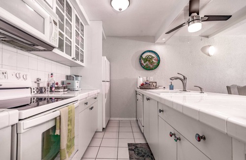 Nazareth Condo | 2br on Cowpet Beach w/Huge pool & 2 restaurants!