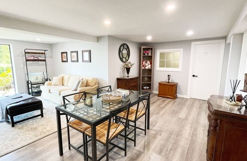 West Vancouver House | 2BR Private Suite · West Vancouver · Landmark View · Prime Location