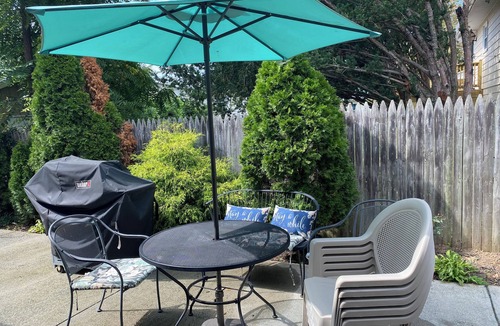 Silver Spring House | 3-B rooms 5 beds & 2 BR Spacious House 1 mile from downtown with 2 free parking.