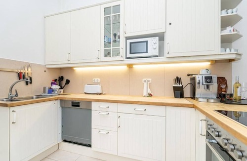 Inner City Budapest Apartment | 3 BDR Heart of Budapest Central Apartment