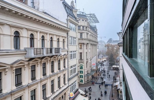 Inner City Budapest Apartment | 3 BDR Heart of Budapest Central Apartment