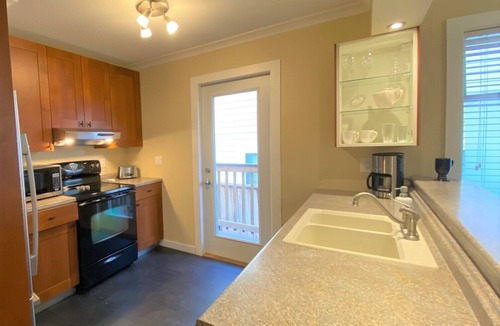 Lower Lonsdale House | 3 bed, 2 bath duplex in Lower Lonsdale, walk to Seabus