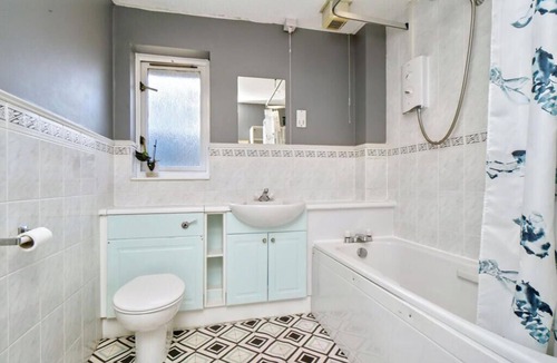 Comely Bank Apartment | 3 bed central location and private access to entire property.