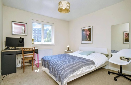 Comely Bank Apartment | 3 bed central location and private access to entire property.