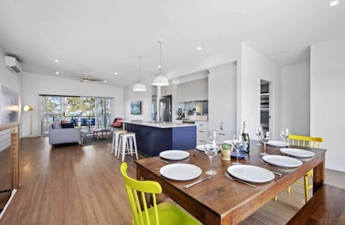 Long Beach Apartment | 3-Bed Coastal Getaway with Direct Beach Access
