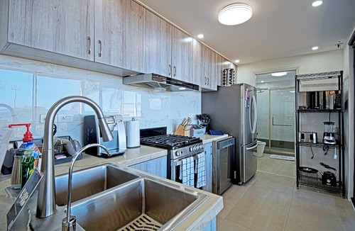 El Sargento House | 3 bedroom, 3 bath premium stylish shipping container home. Game room w/darts, shuffleboard, video game cabinet, Infinity game table, new 8 person hot tub, multiple decks w/firepits, fast Wifi (250 mb+)w/Starlink backup. Free use of two SUPs.