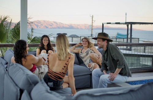 El Sargento House | 3 bedroom, 3 bath premium stylish shipping container home. Game room w/darts, shuffleboard, video game cabinet, Infinity game table, new 8 person hot tub, multiple decks w/firepits, fast Wifi (250 mb+)w/Starlink backup. Free use of two SUPs.